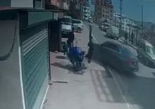 &Ccedil;ocuğunu tehdit ettiğini &ouml;ne s&uuml;rd&uuml;, otomobiliyle motosikletliye b&ouml;yle &ccedil;arptı