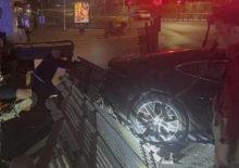 İstanbul'da l&uuml;ks otomobil kaza yaptı: Yaralılar var