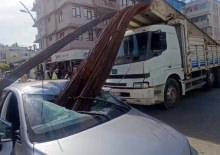 Korkun&ccedil; kaza: İnşaat demirleri otomobilin tavanını deldi