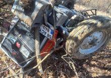 Sivas'ta korkun&ccedil; kaza! Trakt&ouml;r devrildi, 2 kardeşten 1'i &ouml;ld&uuml;