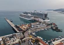 Y&uuml;zen şehirler limana demirledi: İki dev gemiyle aynı anda geldiler