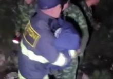 Zirvede korku dolu saatler: Kayıp &ccedil;ocuk karlar i&ccedil;inde hayata tutundu