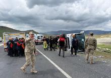 Diyarbakır-Bing&ouml;l kara yolunda yolcu otob&uuml;s&uuml; devrildi: &Ouml;l&uuml; ve &ccedil;ok sayıda yaralı var