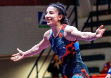 Evin Demirhan Yavuz'dan g&uuml;m&uuml;ş madalya