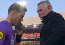 Finalde g&ouml;r&uuml;lmemiş anlar! Hakem saha kenarında telefonla konuştu: Espriler havada u&ccedil;uştu