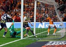 Galatasaray RAMS Park'ta Fenerbah&ccedil;e'yi yenmekte zorlanıyor!