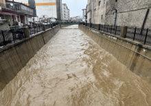 Hakkari'yi sağanak ve heyelan vurdu