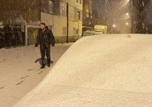 Kış geri d&ouml;nd&uuml;: Kar kalınlığı 15 santimetreyi aştı