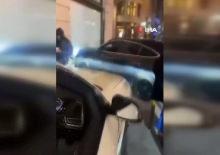 L&uuml;ks otomobil yayaların arasına daldı: Sosyal medya &uuml;nl&uuml;s&uuml; ağır yaralandı