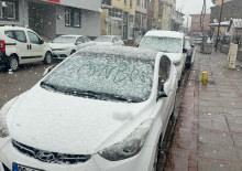 Nisan ayında kar s&uuml;rprizi! Her yer beyaza b&uuml;r&uuml;nd&uuml;