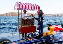 Red Bull Racing aracı 5 yıl sonra T&uuml;rkiye'ye geldi! Boğazı turlayıp simit aldı