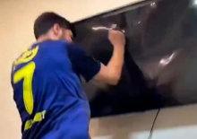 Derbi yenilgisi g&ouml;z&uuml;n&uuml; d&ouml;nd&uuml;rd&uuml;! Hıncını televizyondan &ccedil;ıkardı