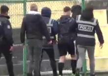 Yeşil sahada olay bitmiyor! Hakemin y&uuml;z&uuml;ne yumruk atan futbolcu g&ouml;zaltına alındı