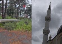 İstanbul'da şiddetli r&uuml;zgar: Dev bayrak devrildi, minare sallandı