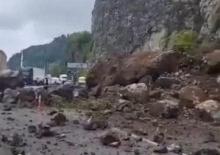Karadeniz Sahil Yolu'nda heyelan! Ulaşıma kapandı