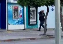 ATM&rsquo;ye taşlı saldırı: O anlar saniye saniye kaydedildi