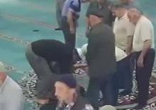 Camide kalp krizi ge&ccedil;iren adama imam hızır gibi yetişti! O anlar kamerada 