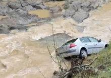 Dereye savrulan otomobilin s&uuml;r&uuml;c&uuml;s&uuml; yaralandı