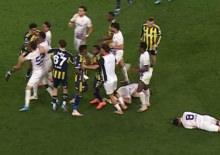 Kadık&ouml;y'de saha karıştı! 2 takımın oyuncuları birbirine girdi