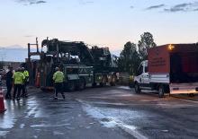 Dorsesi devrilen TIR, kaldırma &ccedil;alışmaları sırasında yan yattı