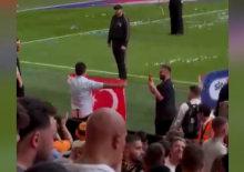 Acun Ilıcalı, Wembley&rsquo;de T&uuml;rk bayrağı a&ccedil;ıp kupayı kaldırdı