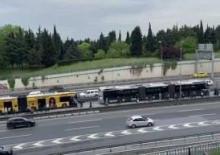 Bayrampaşa'da metrob&uuml;s &ccedil;ilesi: Vatandaşlar ara&ccedil;lardan inip y&uuml;r&uuml;d&uuml;