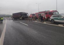 &Ccedil;ekmek&ouml;y'de bariyere &ccedil;arpan tır alev alev yandı