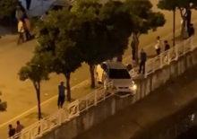 Faciadan d&ouml;n&uuml;ld&uuml;! Kanalının korkuluklarında asılı kaldı