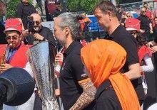 İlhan Mansız, UEFA Avrupa Ligi kupasını Beşiktaş Meydanı'na getirdi