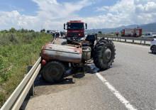 Manisa'da minib&uuml;s, trakt&ouml;re &ccedil;arptı: 1 &ouml;l&uuml;, 3 ağır yaralı