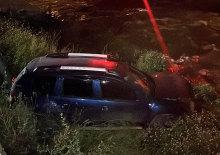 Otomobil dereye u&ccedil;tu, s&uuml;r&uuml;c&uuml; aracı bırakıp gitti