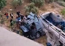 TIR, otomobile &ccedil;arpıp viyad&uuml;kten d&uuml;şt&uuml;: &Ouml;l&uuml; ve yaralılar var