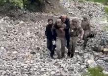 Tunceli'de y&uuml;rek ısıtan hadise: Jandarma, ayağını burkan adamı sırtında taşıdı