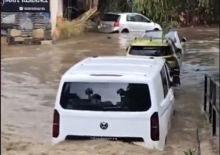 15 dakikalık yağmur yetti: Bodrum'da ara&ccedil;lar su altında kaldı