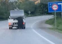 Akılalmaz hadise! Kurbanlığı ara&ccedil;tan sarkıtıp kilometrelerce s&uuml;r&uuml;kledi