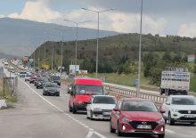 'Kilit kavşak'ta bayram &ouml;ncesi trafik yoğunluğu s&uuml;r&uuml;yor