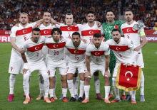 S&uuml;per Lig devlerinin transfer g&ouml;zdesiydi! Milli futbolcu takımından ayrıldı