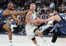 Anadolu Efes, Fenerbah&ccedil;e'yi 102 sayıyla devirdi