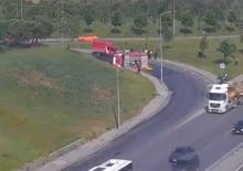 Bağcılar'da itfaiye aracı devrildi: 2 yaralı