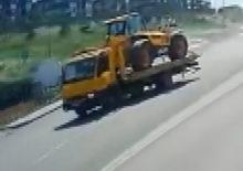 K&uuml;&ccedil;&uuml;k&ccedil;ekmece'de taşıdığı iş makinesinin altında kaldı: Şof&ouml;r&uuml;n &ouml;ld&uuml;ğ&uuml; kaza kamerada