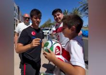 Arda G&uuml;ler'den taraftarlara imza s&uuml;rprizi!