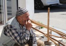 D&uuml;ş&uuml;nceli hali dikkat &ccedil;ekti! Tarım aletlerini satışa &ccedil;ıkardı 