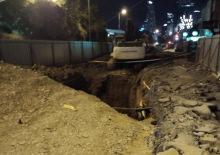 İstanbul'da kontrolden &ccedil;ıkan taksi &ccedil;ukura u&ccedil;tu