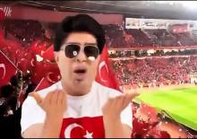 Yılmaz Morg&uuml;l'&uuml;n milli takım marşı sosyal medyayı salladı