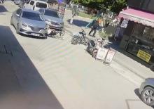 Isparta'da korkutan kaza: Aniden yola fırlayan &ccedil;ocuğa otomobil &ccedil;arptı