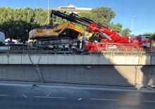 Bah&ccedil;elievler'de y&uuml;rekleri ağza getiren kaza: Yol kapatıldı!