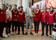 &Ccedil;i&ccedil;eklerle karşılandılar! Milli sporcular yurda d&ouml;nd&uuml;