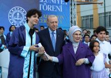 Cumhurbaşkanı Erdoğan'ın torunu &Ouml;mer Tayyip mezun oldu! Diplomasını bizzat kendi verdi