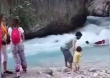 Saklıkent'te can pazarı: Suya d&uuml;şen anne ve &ccedil;ocuğu son anda kurtarıldı