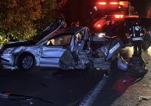 Tır arızalanan otomobile &ccedil;arptı: 1 &ccedil;ocuk &ouml;ld&uuml;, 3 kişi yaralandı